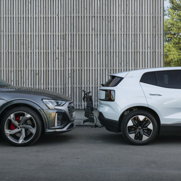 Велокрепление Thule OUTPACE для 3-х велосипедов на фаркоп  Велокрепление Thule OUTPACE для 3-х велосипедов на фаркоп