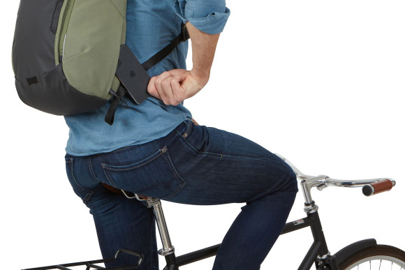 Рюкзак городской Thule Paramount 18L, Olivine (Актуальные цены и наличие на www.rik.ge)  Рюкзак городской Thule Paramount 18L, Olivine (Актуальные цены и наличие на www.rik.ge)